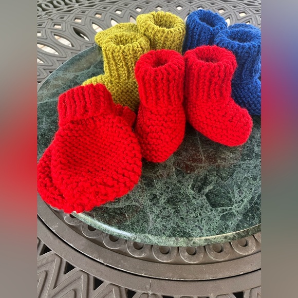 Red hand knitted infant mittens/booties gift set - Picture 3 of 14